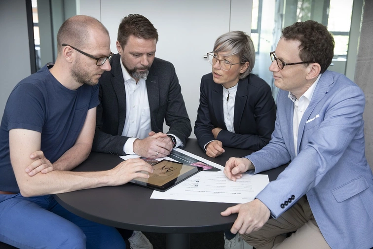 Eines der Mittel zum Erfolg: regelmäßige Team-Besprechungen, sowohl virtuell als auch in Präsenz: Sebastian Boldt, Thorsten Kollinger, Franziska Gillich, Dr. Oliver Erens