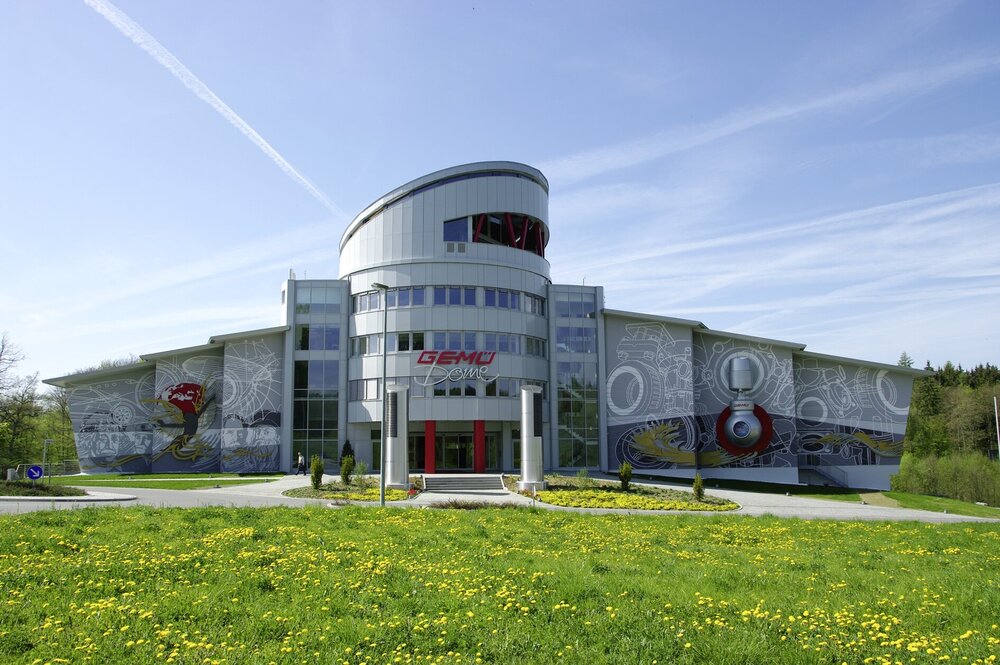 Der GEMÜ Dome in Niedernhall ist das Entwicklungs- und Innovationszentrum von GEMÜ. An diesem Standort wird an Grundlagen gearbeitet. Außerdem werden dort kundenspezifische Ventile, Mess- und Regelkomponenten entwickelt und konstruiert